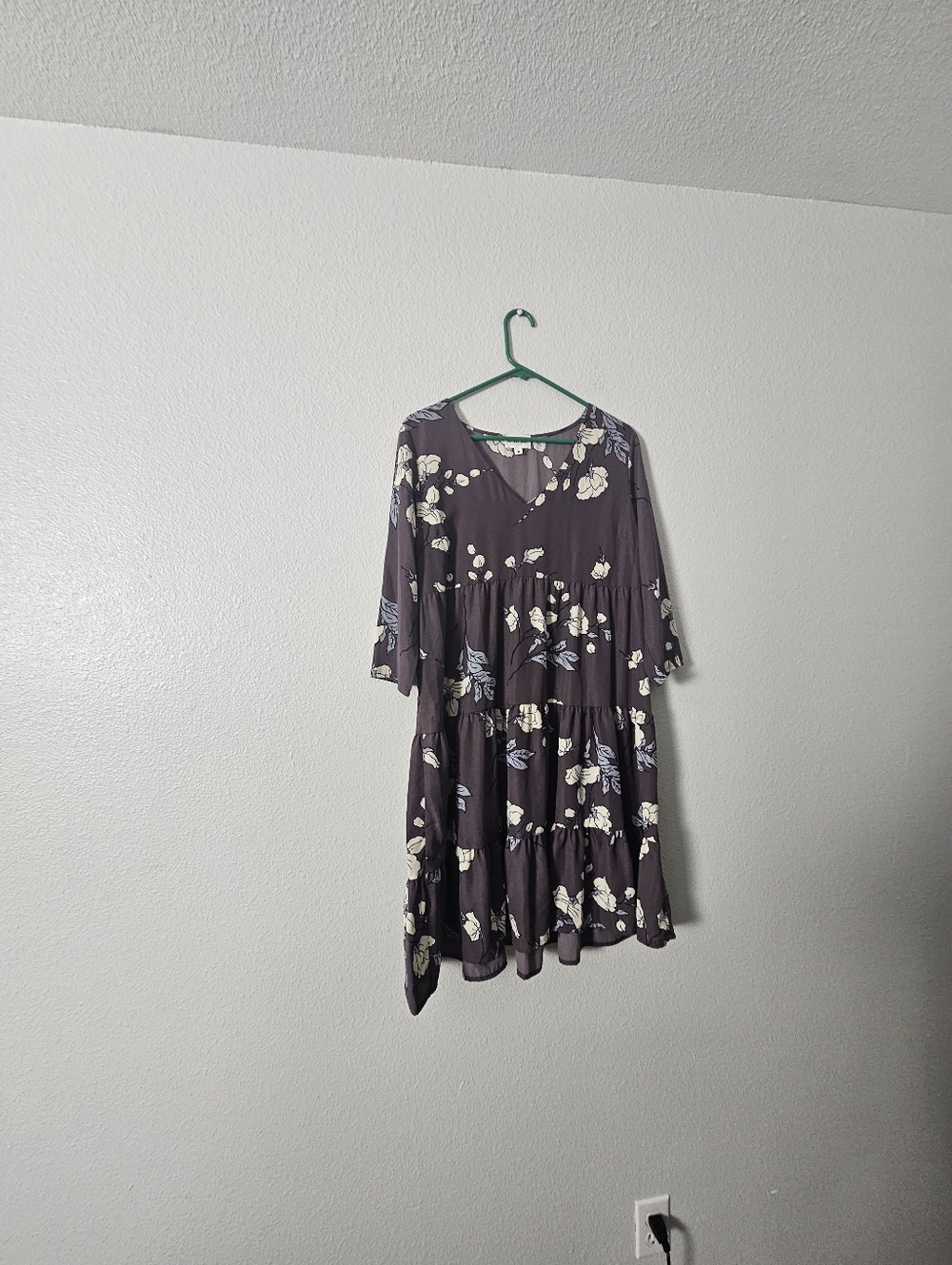 Womens No Less Than Floral Tiered V-Neck Dress in Deep Plum Sz M